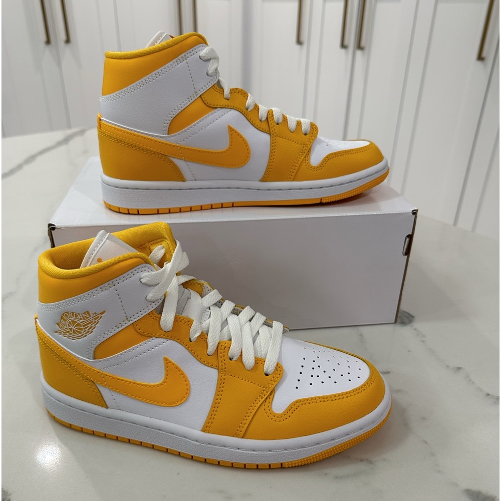 Jordan 1 Mid- University Gold